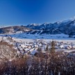 Panorama Srednje vasi v Bohinju, kjer je opazno zapadlo manj novega snega kot na Uskovnici.