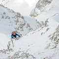 trava, skale, sneg in skoki proti vrhu Sukalnika