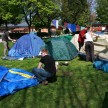 prihod v camp in množično postavljanje šotorov